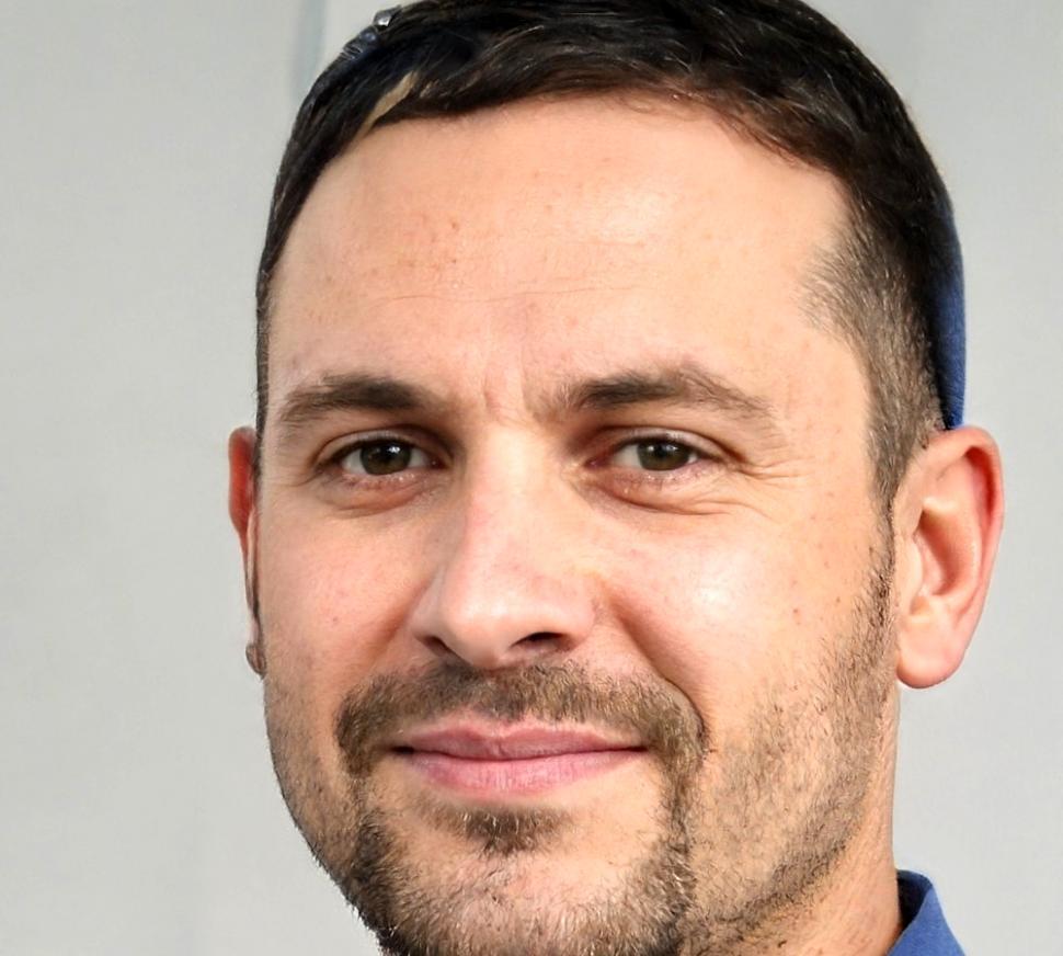 Retrato profesional de Andrés Villanueva